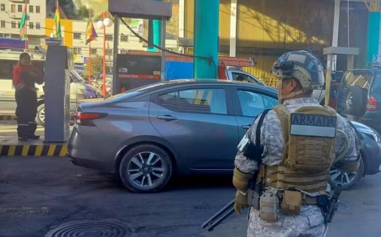 Bolívia envia soldados a postos de gasolina para combater contrabando