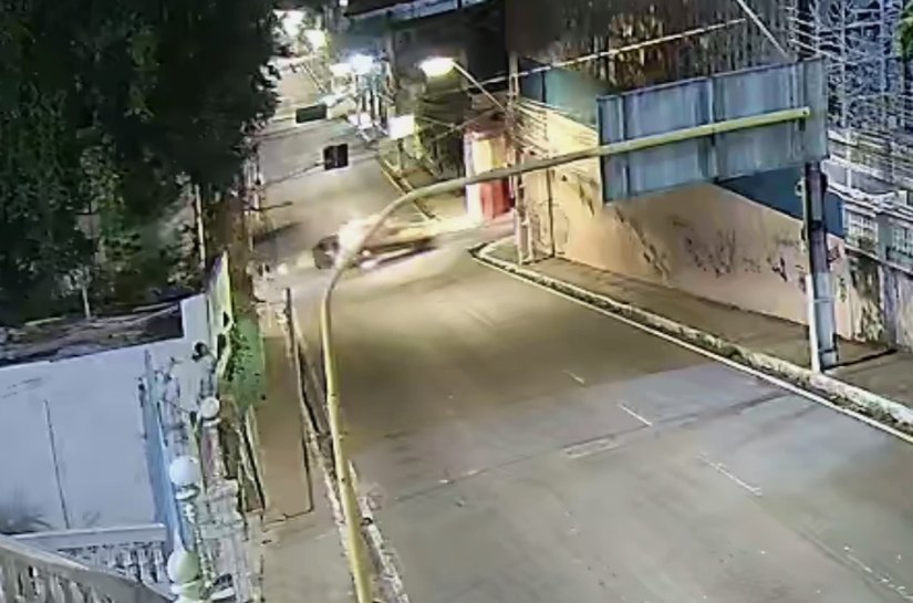 Ambulância colide contra carro de passeio, no Centro de Maceió