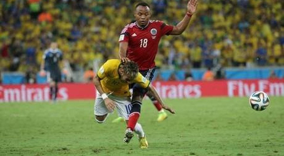 Joelhada lesionou a vértebra de Neymar/ Agência Estado