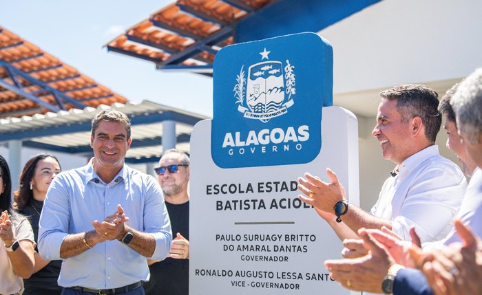 Acompanhado de vereadores e lideranças locais, governador cumpre agenda no município