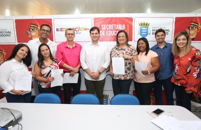 Prefeito Cacau empossa cinco professores aprovados em concurso realizado há oito anos 