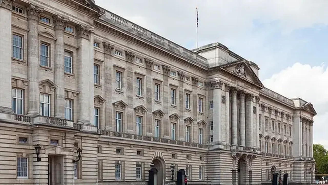 Homem é preso por invasão de estábulos do Palácio de Buckingham