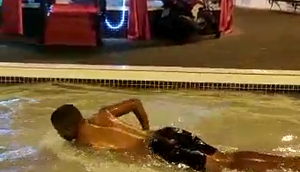 Homem mergulha em fonte luminosa no município de Maruim; ação é repreendida pela Guarda Municipal / Foto: Foto: Reprodução/Redes Sociais