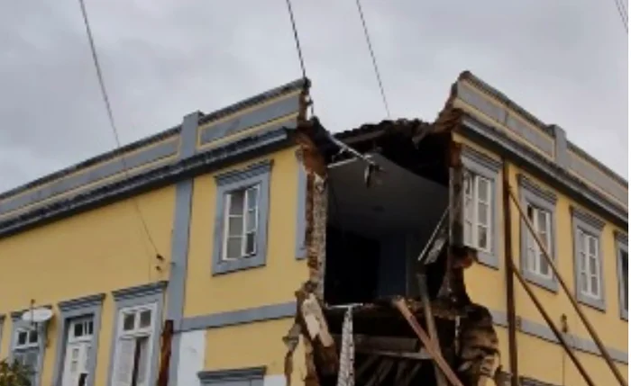 Parte de um prédio histórico com cerca de 130 anos desabou na quinta-feira Parte de um prédio histórico com cerca de 130 anos desabou na quinta-feira