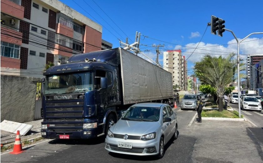 Caminhão ﻿arrasta fiação após colidir com poste ﻿no bairro da Jatiúca