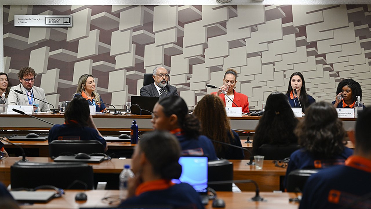 Ambiente digital seguro depende de toda a sociedade, indica debate com 'jovens senadores'