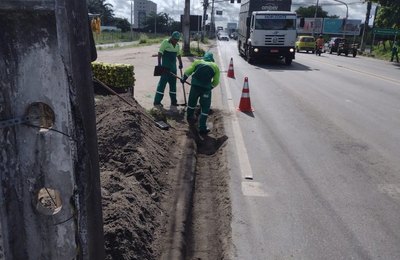 Prefeitura de Maceió inicia serviços de limpeza na Avenida Menino Marcelo
