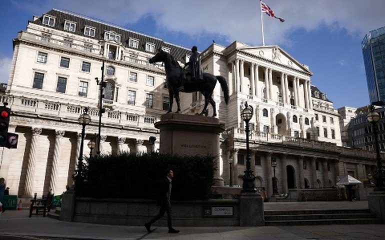 Presidente do BoE vê juros em 'trajetória gradual' de queda e inflação de serviços alta