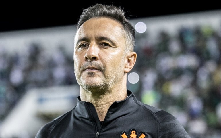 Vítor Pereira não confirma volta de Willian e se recusa a comentar especulações