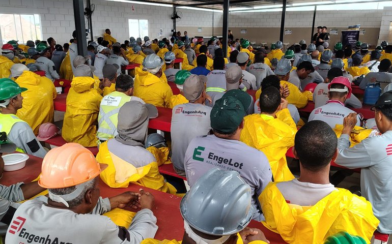 “Agosto Lilás”: MPAL visita obra e sensibiliza trabalhadores da construção sobre prevenção e combate à violência contra a mulher