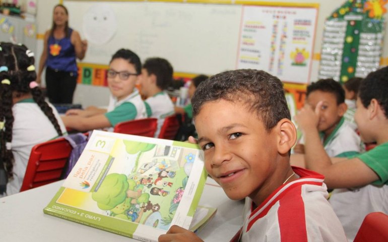 Alunos da rede municipal de Arapiraca recebem kits nutricionais