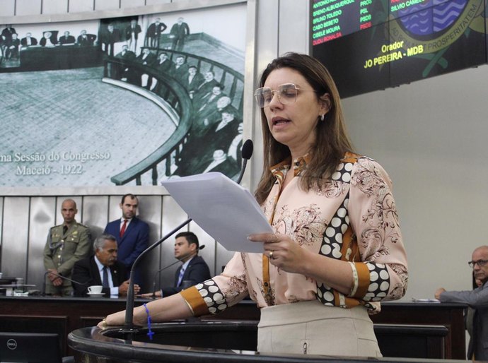 “Cada votação deve sempre olhar e apontar investimentos para e nas mulheres”, defende Jó em discurso na ALE