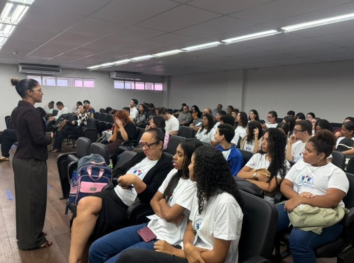 Estudantes da rede pública de Maceió vivenciam experiência no Tribunal do Júri