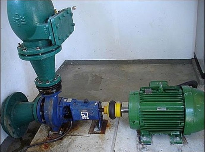 Casal instala novo equipamento para melhorar abastecimento de água