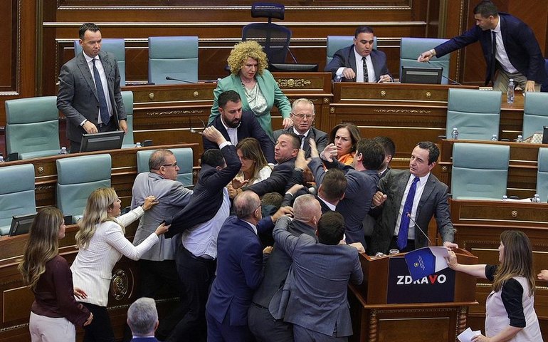 Opositor joga água em premiê e políticos brigam no Parlamento