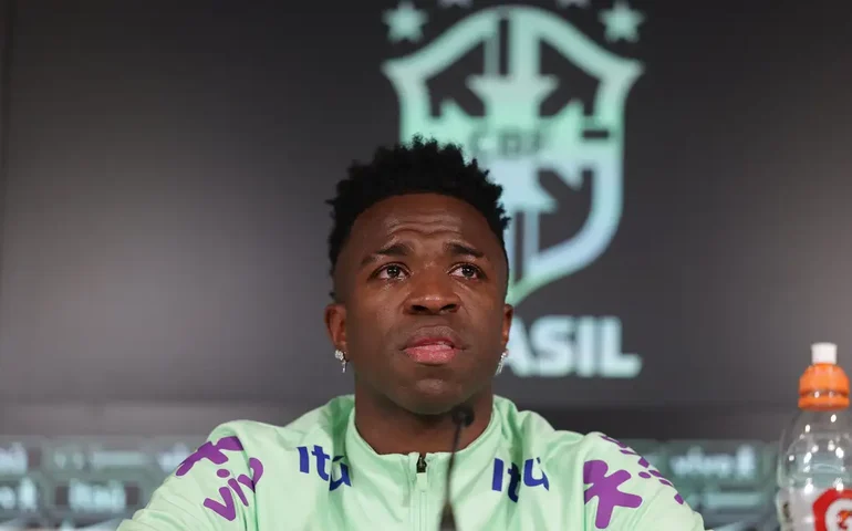 Alonso evita polêmica, diz que conversará com Vini Jr. e elogia atuação: 'Contribuiu muito'