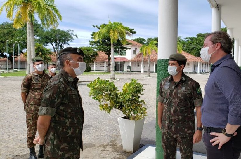 Marx Beltrão vai ao 59º BI Mtz e garante investimentos para Escolas Cívico-Militares em Maceió e Coruripe
