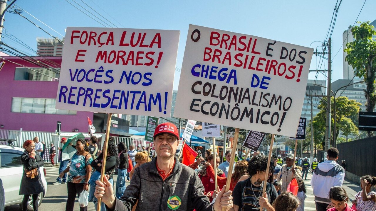 Brasileiros protestam 'tarifaço' em frente ao consulado dos EUA em São Paulo (VÍDEOS)