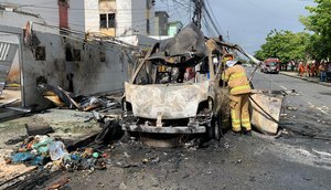 Ambulância pega fogo e explode na Zona Sul de Aracaju