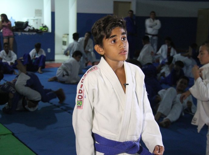 Projeto de judô criado por guarda municipal ajuda na superação de atleta