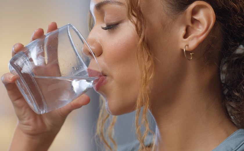 Beber água e continuar com sede é normal? Entenda