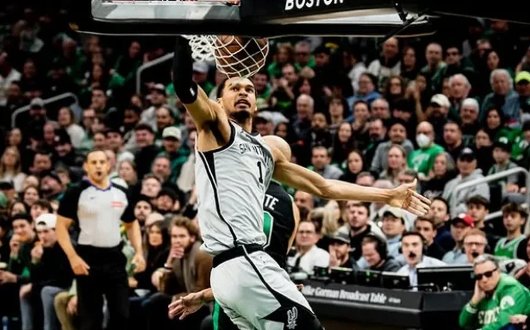 Wembanyama lidera Spurs em retorno triunfal aos playoffs após sete anos