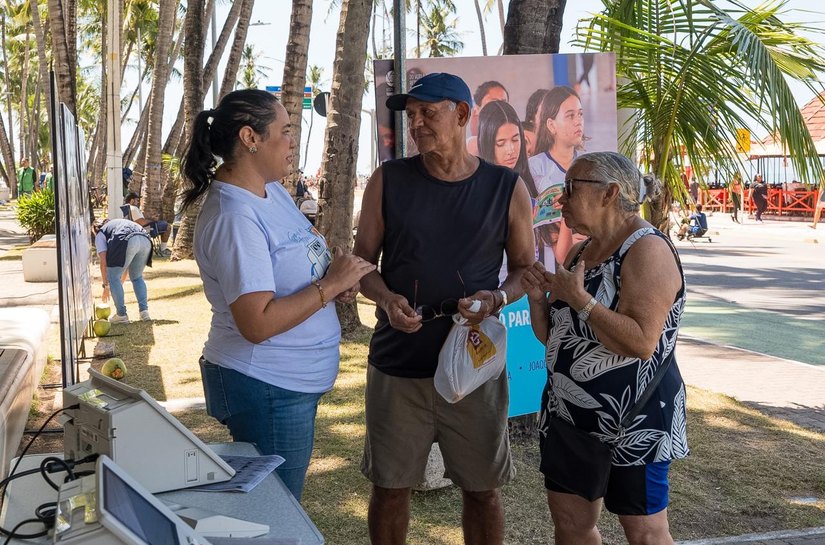 Rolê com a Pilili: TRE leva treinamento para eleitores idosos à orla de Maceió
