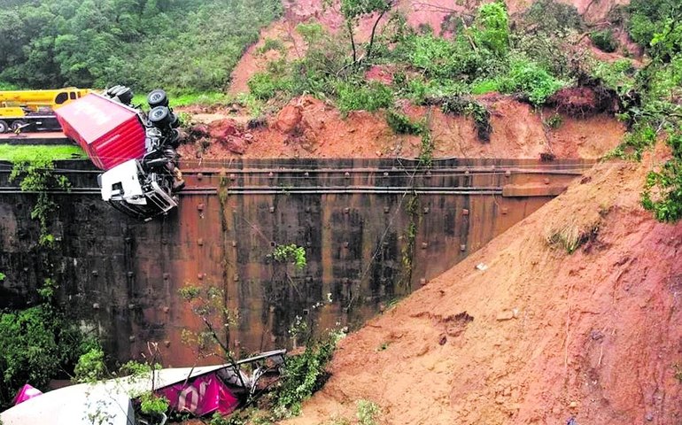 Acidente no PR: Bombeiros desobstruem uma das pistas da BR-376; buscas continuam