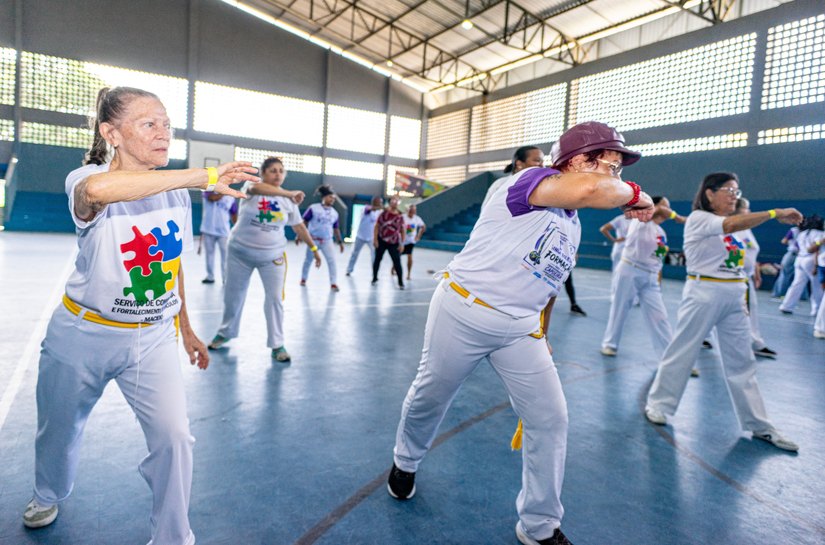 Pessoas idosas do Serviço de Convivência participam de aulão de capoeira