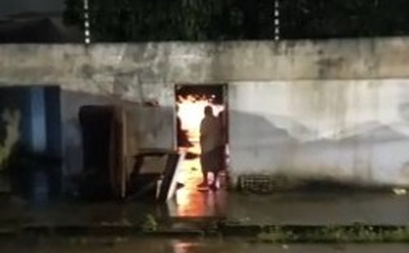 Polícia Civil prende jovem suspeita de matar mãe queimada em Arapiraca