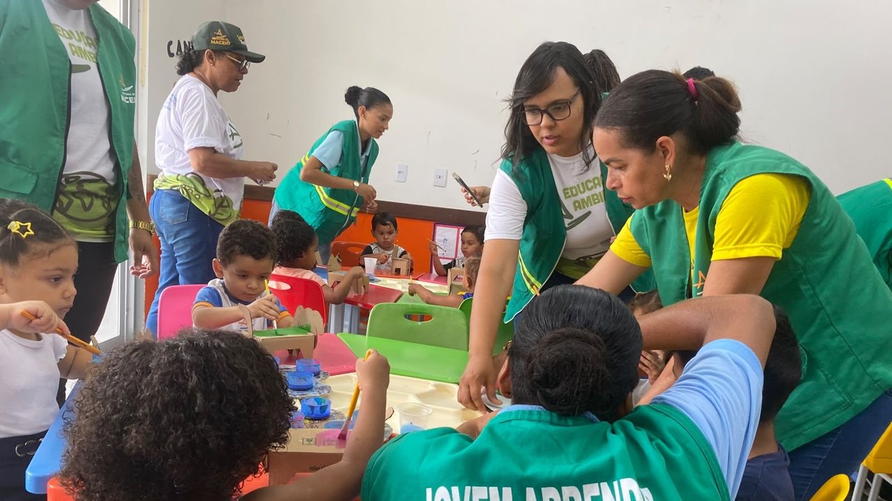 Alurb realiza ações de educação ambiental e limpeza urbana em diferentes regiões de Maceió