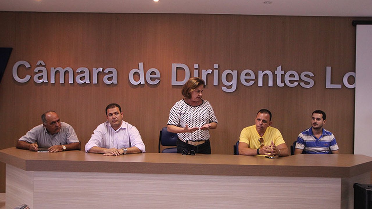Arapiraca: Marchantes e açougueiros participam de reunião na CDL