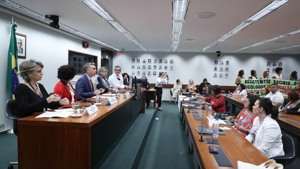 Sistemas de ensino precisam cumprir lei e contratar psicólogos e assistentes sociais, cobram especialistas