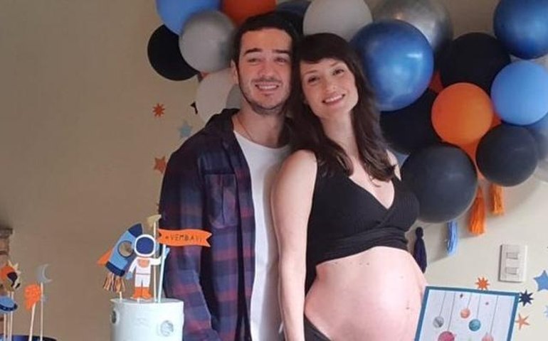 Marcos Veras e Rosanne Mulholland fazem chá de bebê virtual