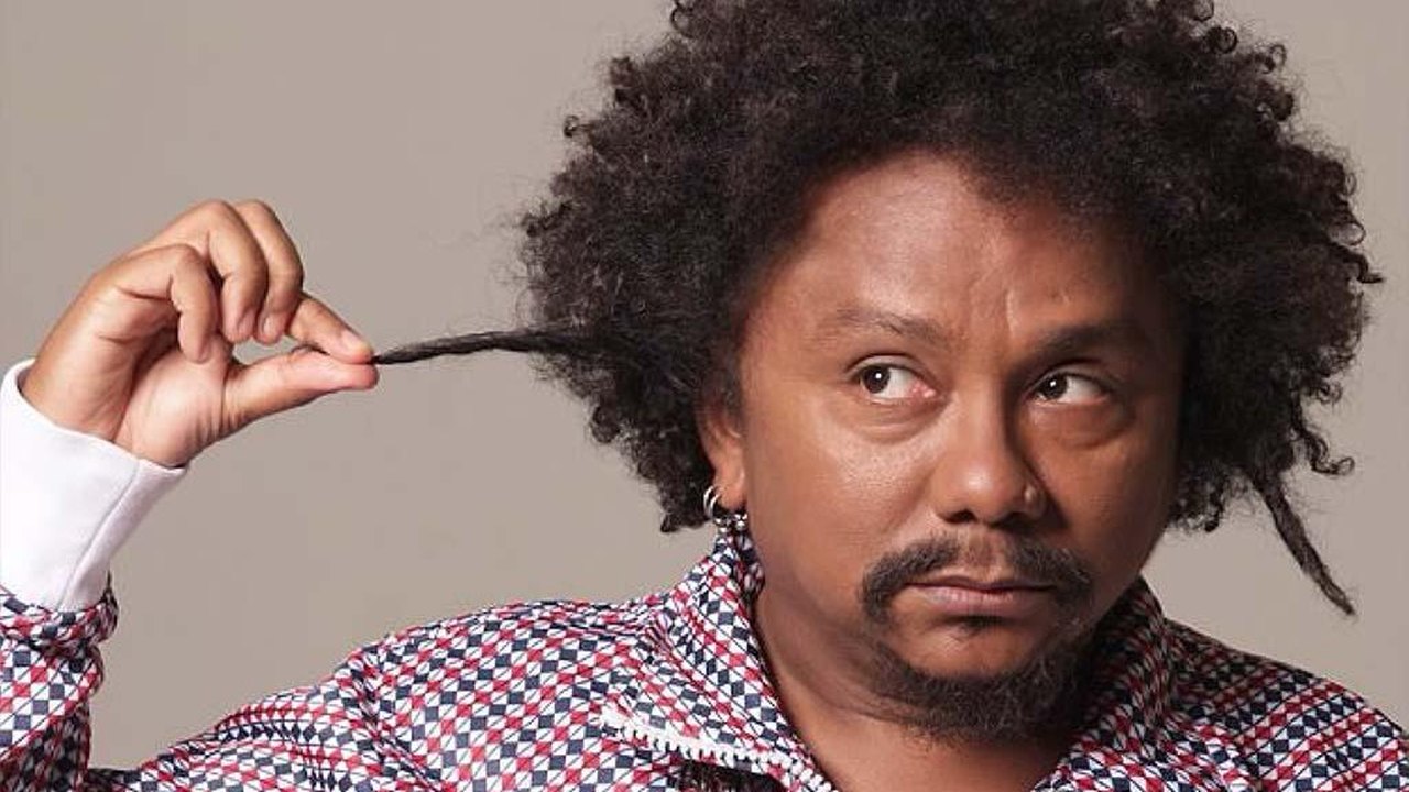 Chico César recria no palco o repertório de ‘Aos Vivos’
