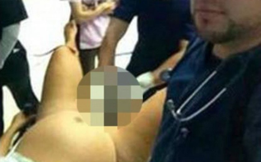 Estudante de medicina faz selfie durante parto e causa revolta