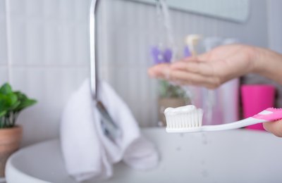 Qual é a relação entre as síndromes gripais e a higiene da boca e dos dentes?