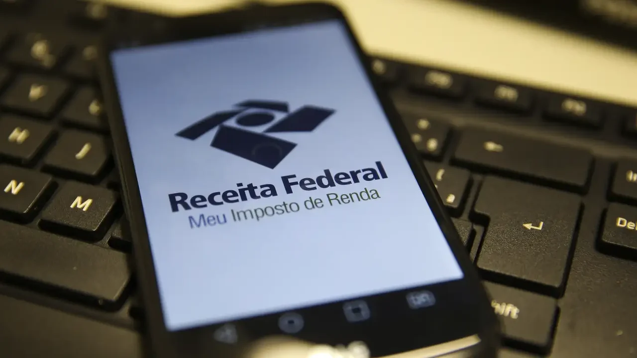 Receita publica primeira lista de devedores contumazes com empresas do setor de cigarros