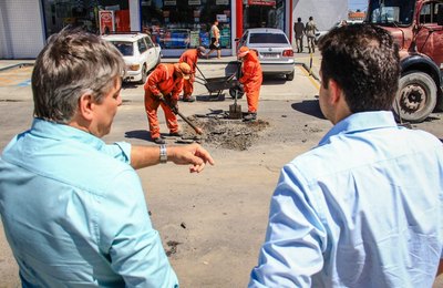 Prefeito Rui Palmeira vistoria obras no bairro do Prado