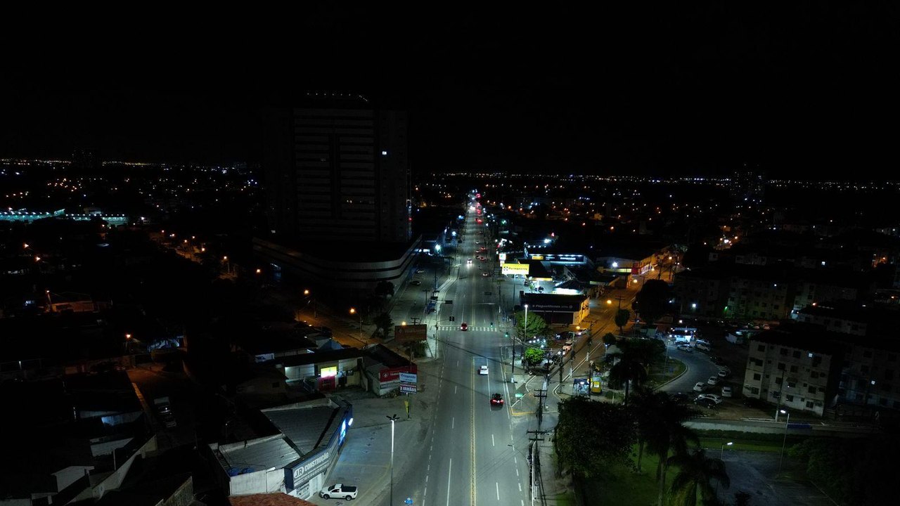 Modernização da iluminação: Avenida Menino Marcelo recebe mais de 500 luminárias de LED