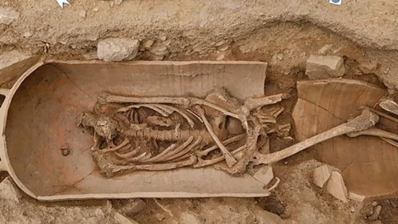 Esqueleto do século V é descoberto escondido em um jarro gigante