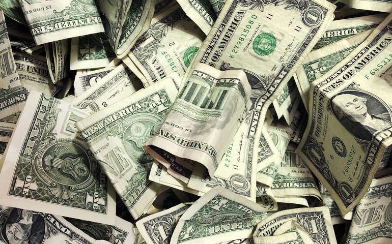 Analista alerta que dólar está em risco enquanto bitcoin atinge alta histórica com o apoio de Trump