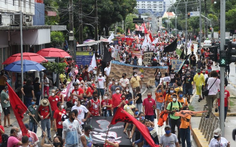 Recife tem ato pacífico contra Bolsonaro; São Luís e Goiânia reúnem milhares