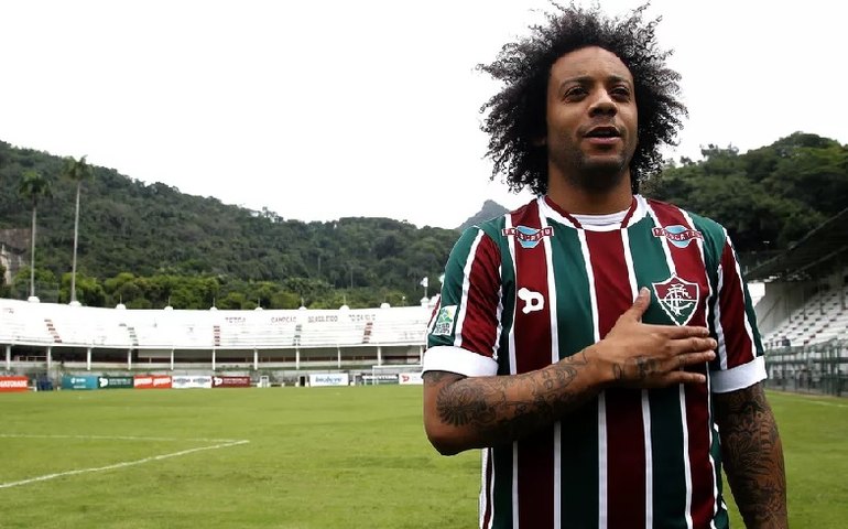 Marcelo chega ao Rio e faz festa ao lado da família e de torcedores do Fluminense