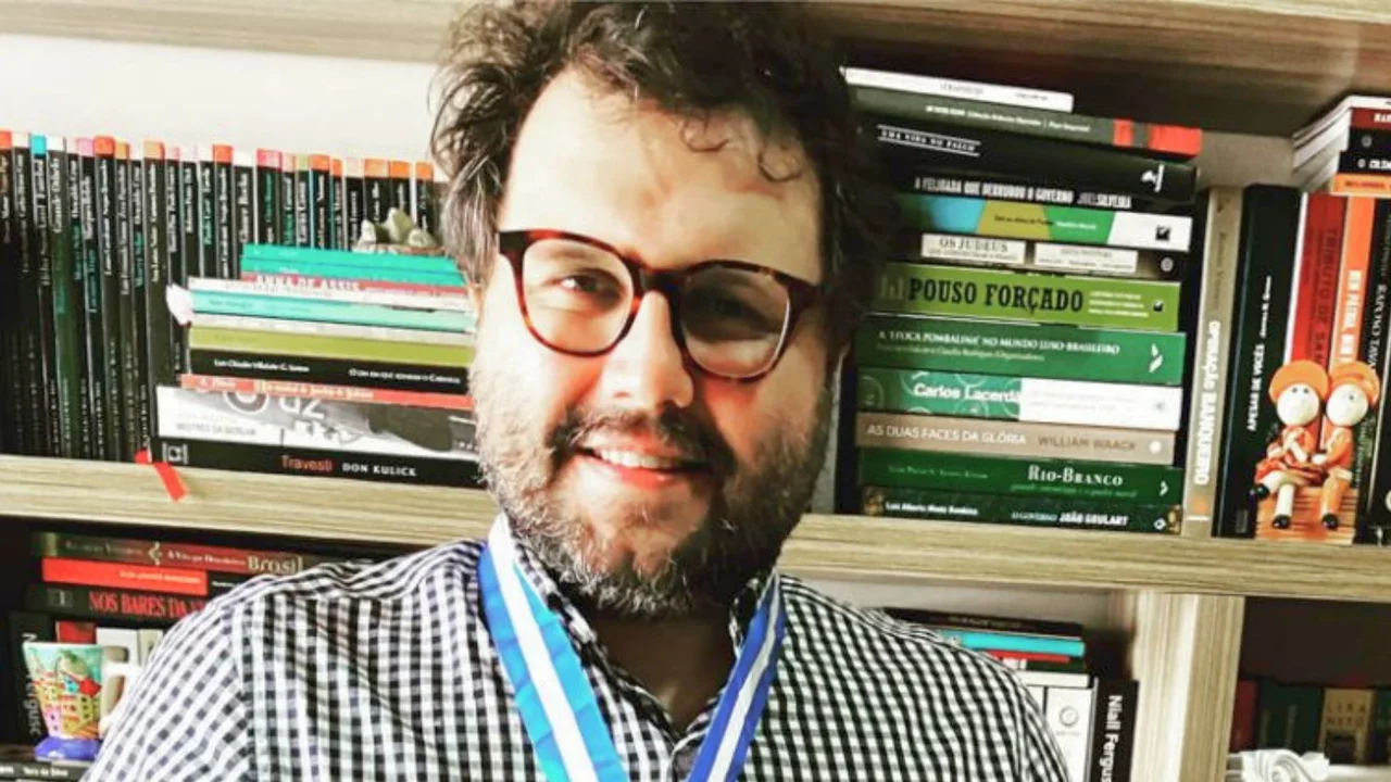 Historiador e colunista do GLOBO, Thiago Gomide celebra dez anos de sucesso com vídeos cuja marca é a curiosidade
