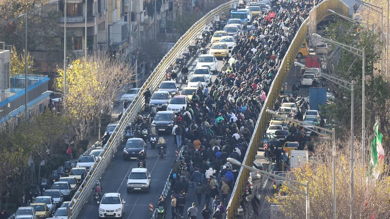 Pelo menos sete pessoas morreram durante os crescentes protestos no Irã, desencadeados pela crise econômica