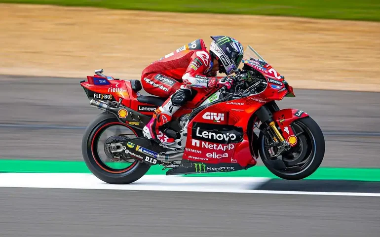 Bagnaia sobra no último treino do ano na MotoGP e faz a pole em Barcelona