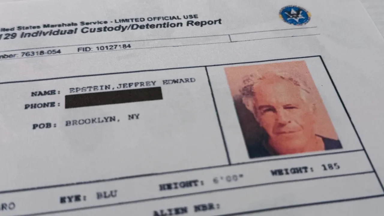 Departamento de Justiça afirma ter removido arquivos relacionados a Epstein que poderiam conter informações sobre vítimas
