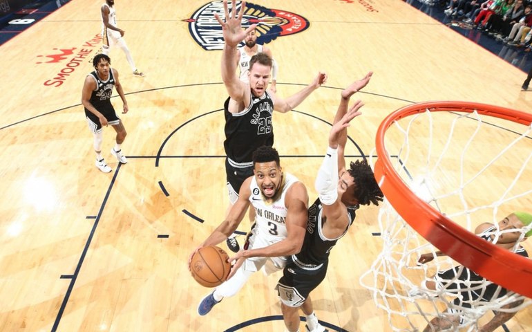 McCollum brilha, Pelicans derrotam Spurs em casa e reagem na NBA