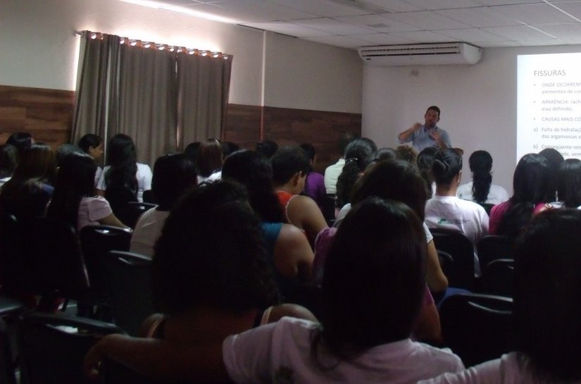 Construindo com Mulheres: Projeto oferece oficina de tintas e texturas